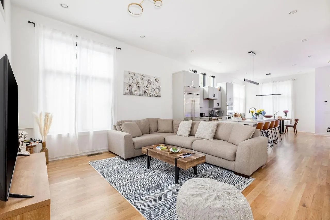 Extra Spacious 4 Bed / 4.5 Bath Music Row Home location